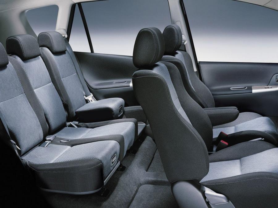 Toyota Corolla Verso 2001 года  (UK) (фото 8 из 9)